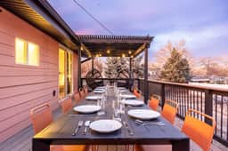 For Families and Large Groups! Hot Tub, Turf Yard, Outdoor Dining and Games